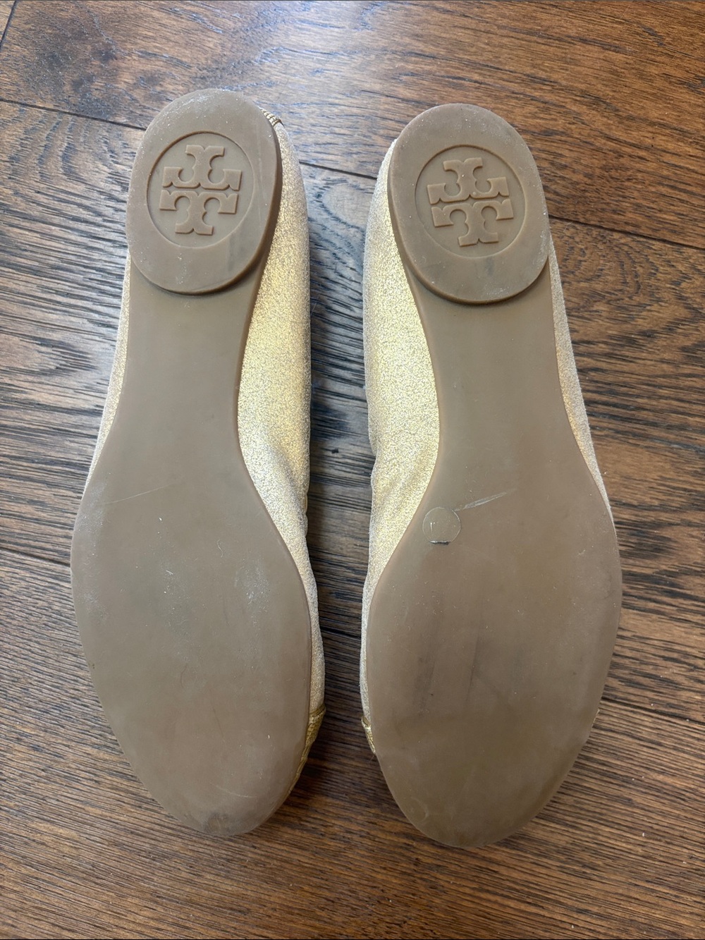 Tory Burch Metallic Gold Scalloped Ballet Flats with Logo Cap Toe - Picture 3 of 6